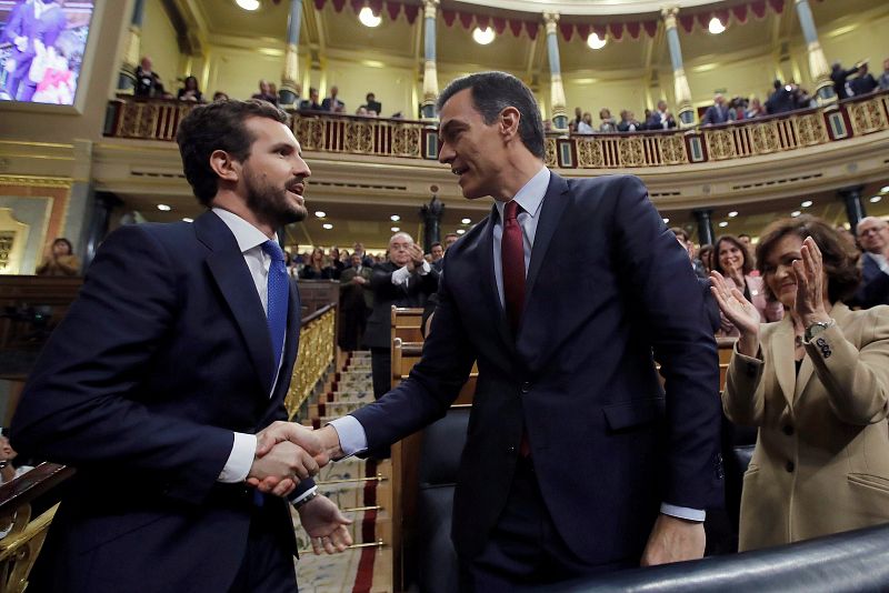 Casado y Sánchez se dan la mano tras la sesión de investidura