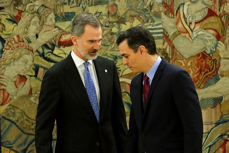 El presidente del gobierno Pedro Sánchez, promete su cargo ante el rey Felipe VI.