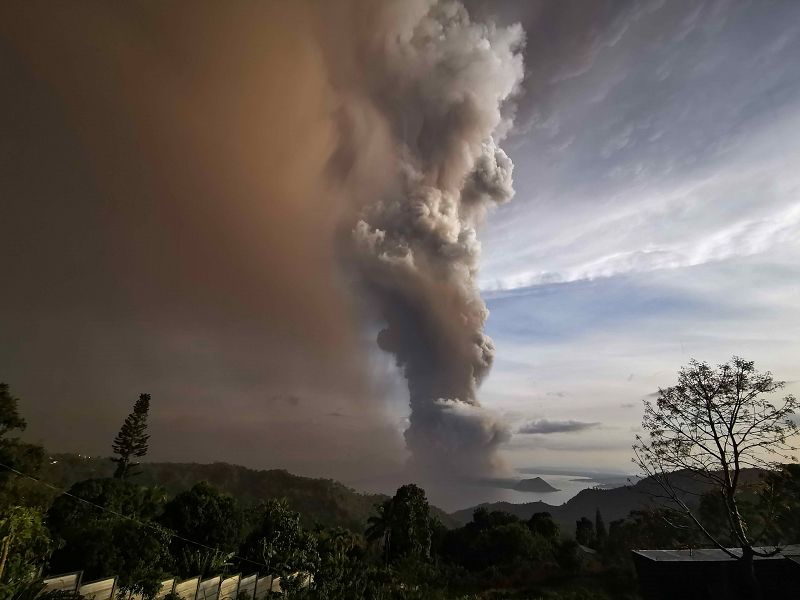 Columna de cenizas en erupción en Tagaytay
