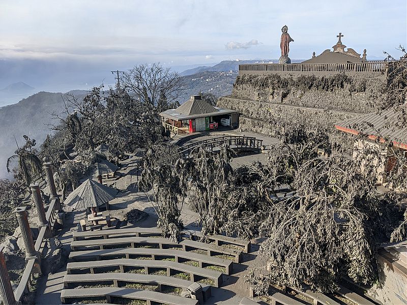 Ashfall después de la erupción del volcán Taal