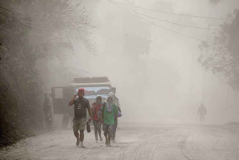 Residentes evacuan Agoncillo de Batangas (Filipinas)