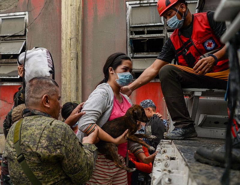 Socorristas evacuando a una residente