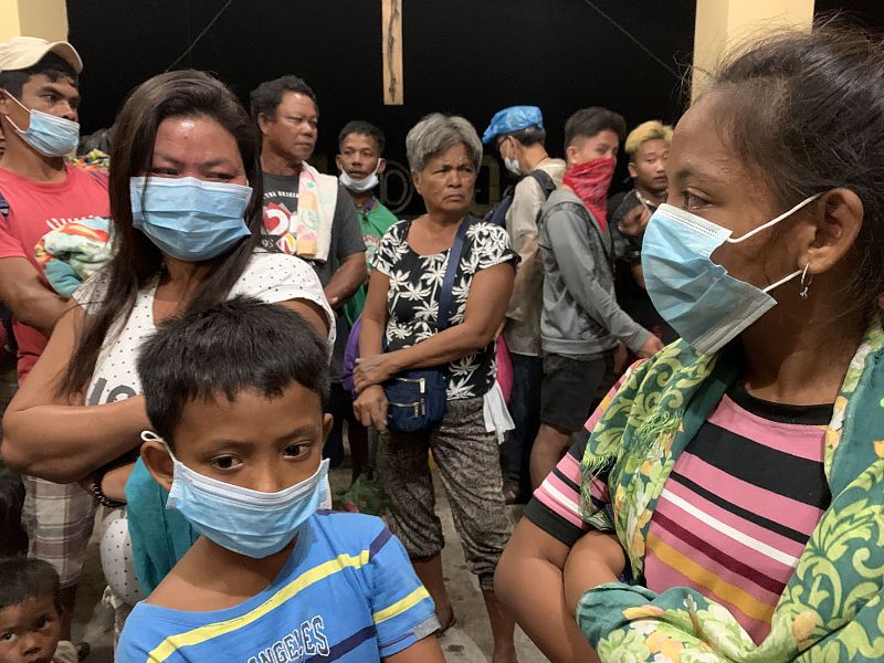 Aldeanos se refugian en una iglesia en Talisay