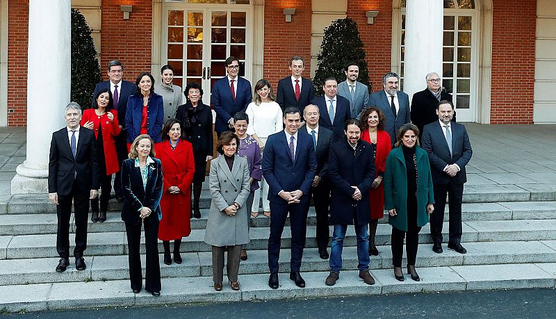 Los ministros del nuevo Gobierno de Pedro Sánchez asisten al primer Consejo de Ministros.