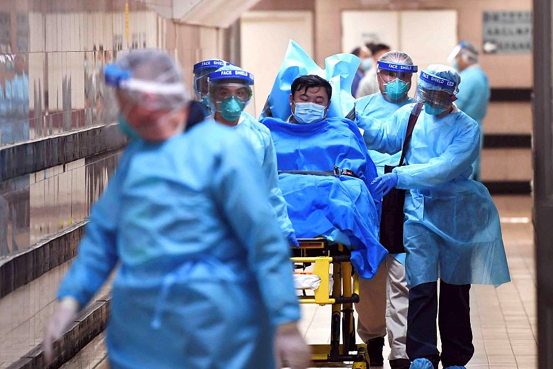 Un equipo médico traslada a un enfermo altamente sospecho de haber contraído el virus en un hospital de Hong Kong.