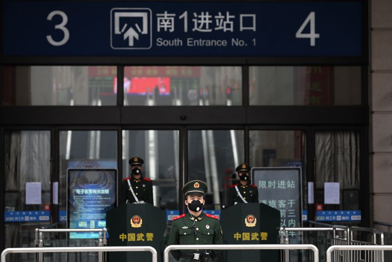 El ejercito vigila la estación de tren de Hankou, en Wuhan para controlar la propagación del nuevo coronavirus.