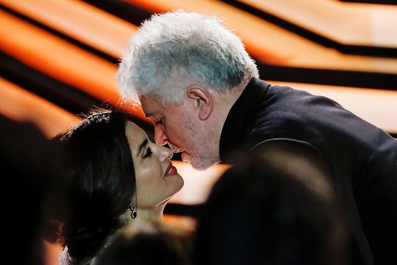 Los mejores momentos de los Goya 2020: Penélope Cruz felicita a Pedro Almodovar por su Goya a "Mejor Película"