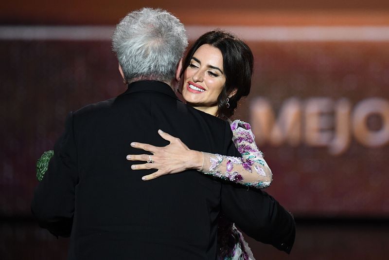 Los mejores momentos de los Goya: La actriz Penélope Cruz felicita al director Pedro Almodóvar por el premio al "Mejor Director"