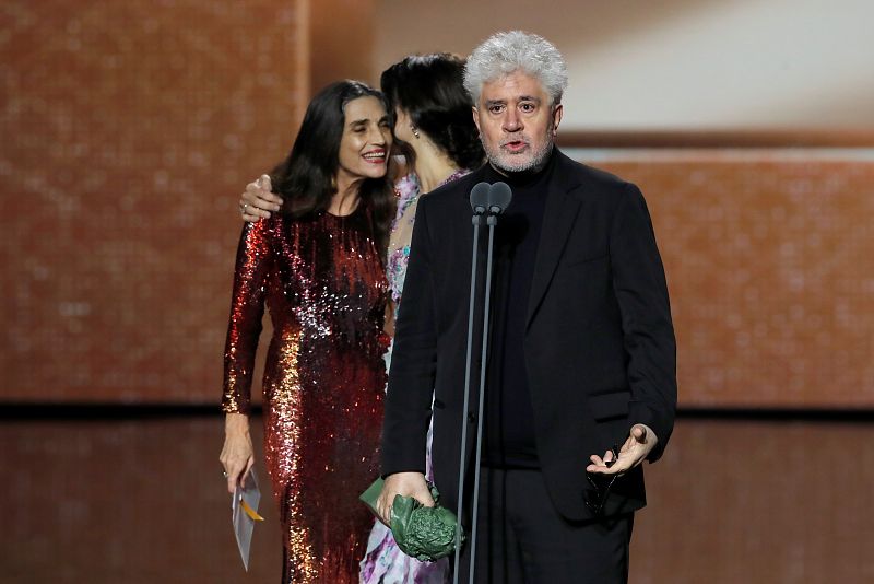 Los mejores momentos de los Goya 2020:  Penélope Cruz y Ángela Molina entregan el Goya a Pedro Almodóvar como "Mejor Director" por 'Dolor y Gloria'