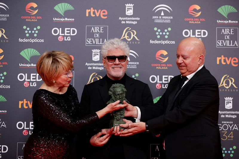 Los mejores momentos de los Goya 2020: Pedro Almodóvar y los productores Agustín Almodóvar y Esther García