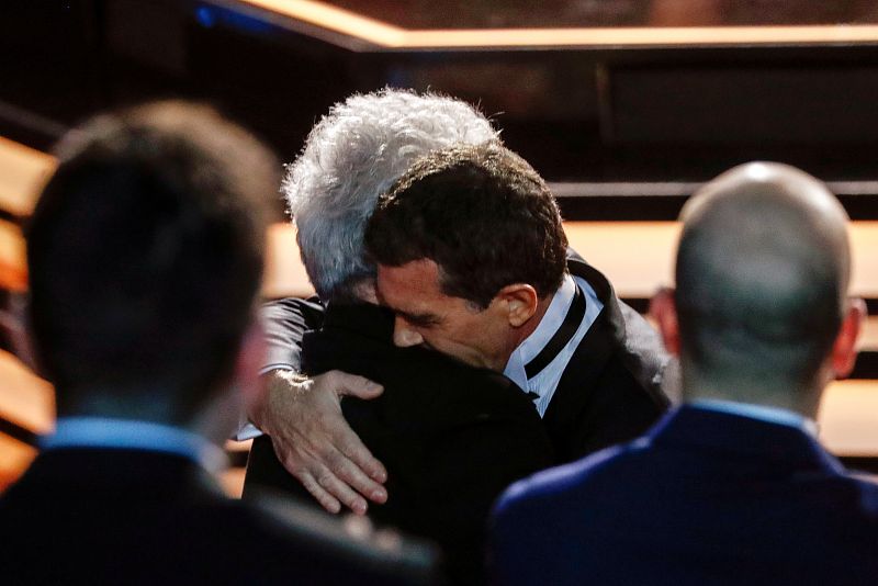 Los mejores momentos de los Goya 2020: Antonio Banderas y Pedro Almodóvar se felicitan por los premios