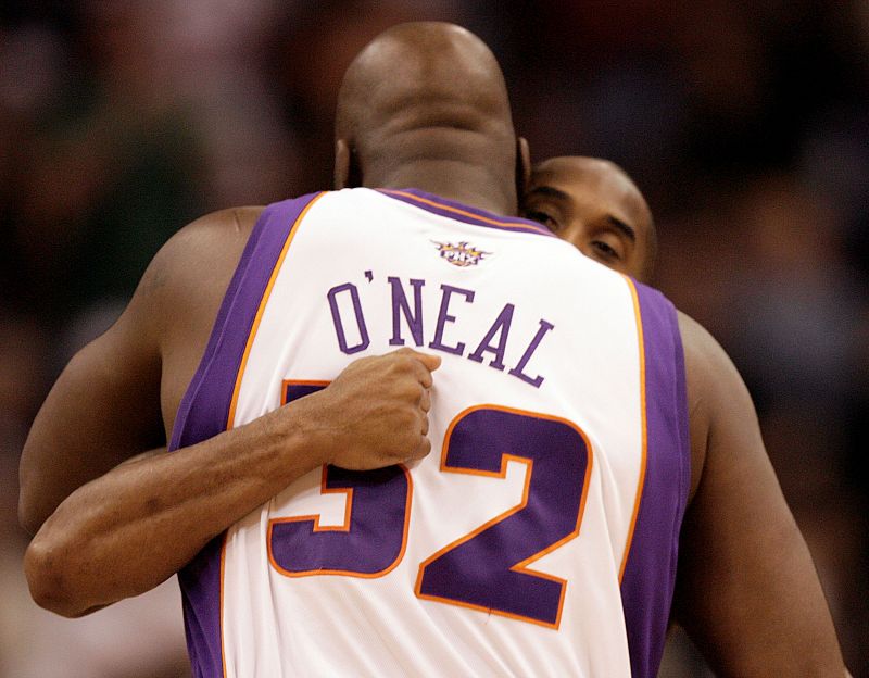 Kobe Bryant y Shaquille O'Neal se abrazan antes de un partido que les enfrentaba