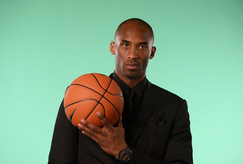 Kobe Bryant, posando con el balón