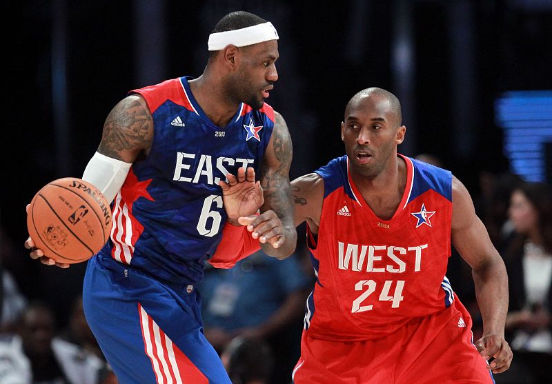 LeBron James (i) y Kobe Bryant (d), disputando un AllStar