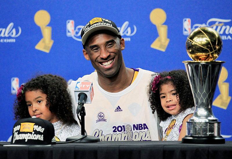 Kobe Bryant, tras ganar la NBA con dos de sus hijas, Gianna y Natalia
