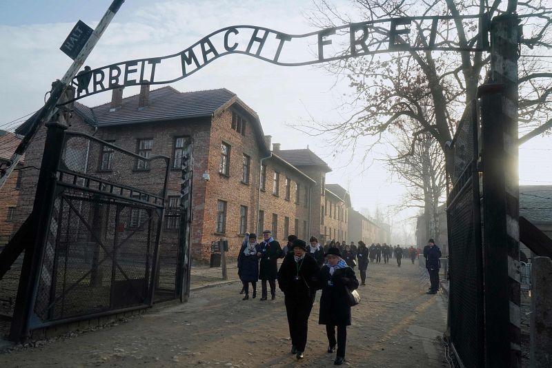 Supervivientes a la salida del campo de exterminio tras el acto por la liberación de Auschwitz