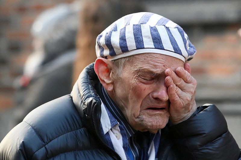 Un superviviente rompe a llorar en el acto conmemorativo de la liberación de Auschwitz