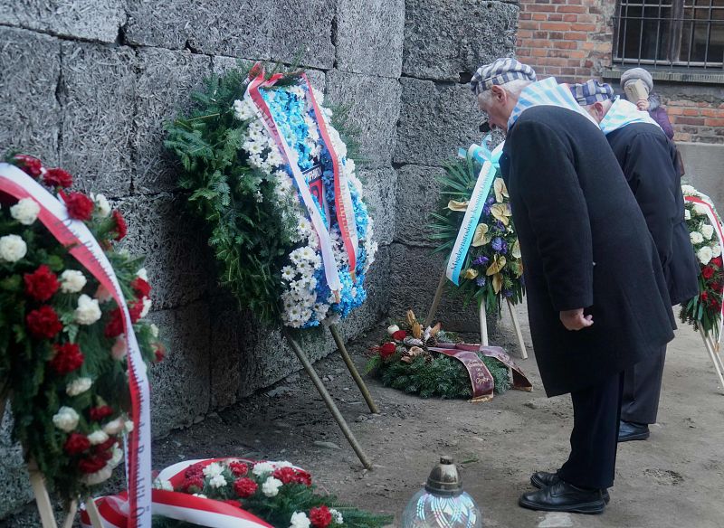 Dos supervivientes de Auschwitz rinden homenaje a los asesinados en Auschwitz ante el 'muro de la muerte'