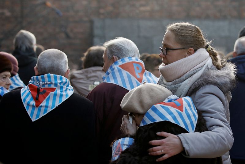 Varios supervivientes se emocionan en el campo de Auschwitz, en la conmemoración de su liberación