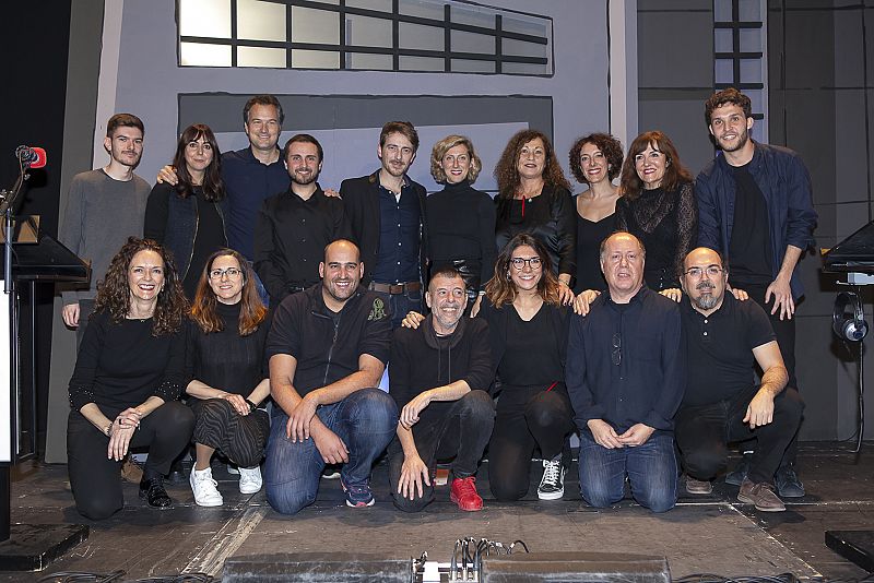 Foto de familia con los actores y el equipo de realización