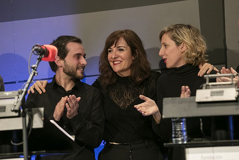 Elvira Lindo y Cecilia Freire saludan al final de la represetación