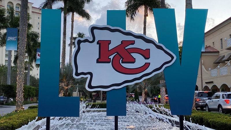 Imagen del logo de los Kaiser City Chiefs y el de la Super Bowl