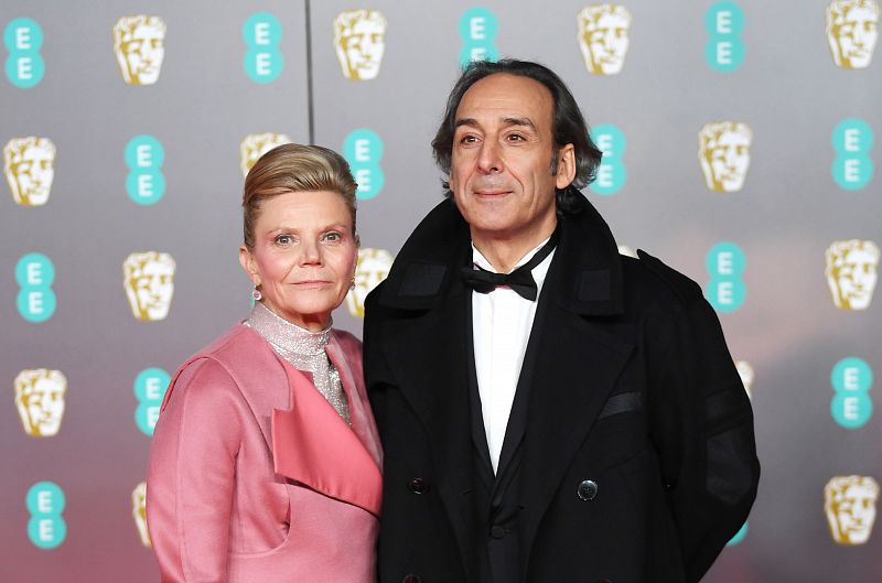 Alexandre Desplat, nominado en la categoría de Mejor Banda Sonora por 'Mujercitas', acude a la gala de los Bafta con su mujer, Dominique Lemonnier