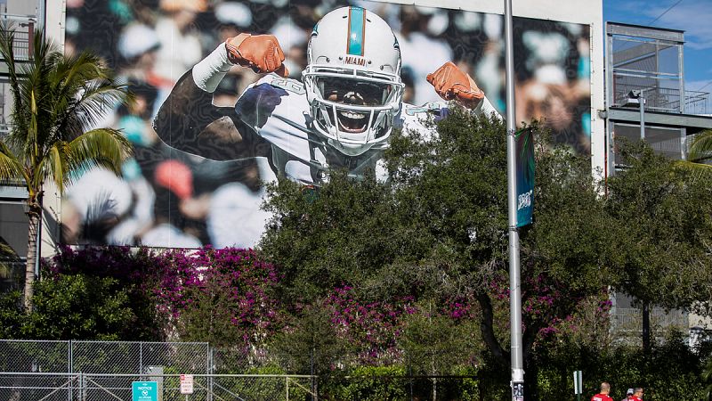 Gente caminando en las inmediaciones del Hard Rock Stadium