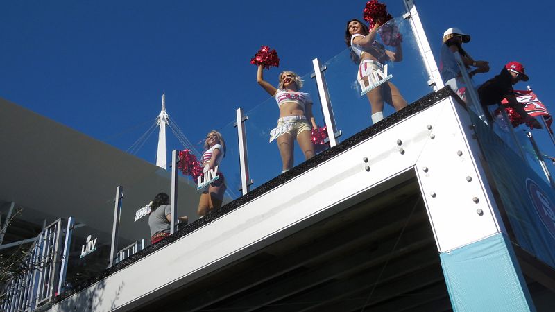 Las cheerleaders, en el acceso al estadio