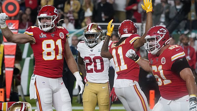 Los jugadores de Kansas City Chiefs celebran una anotación.