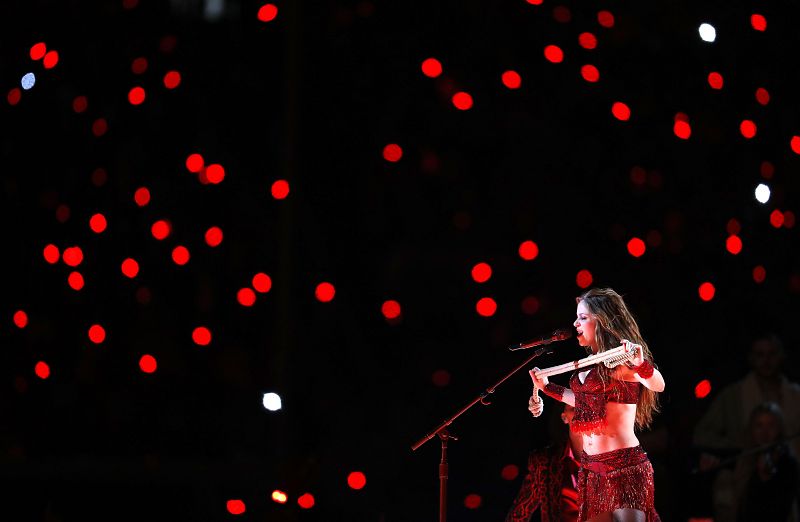 Esta vez con una cuerda, la cantante Shakira ha interpretado uno de sus grandes éxitos.