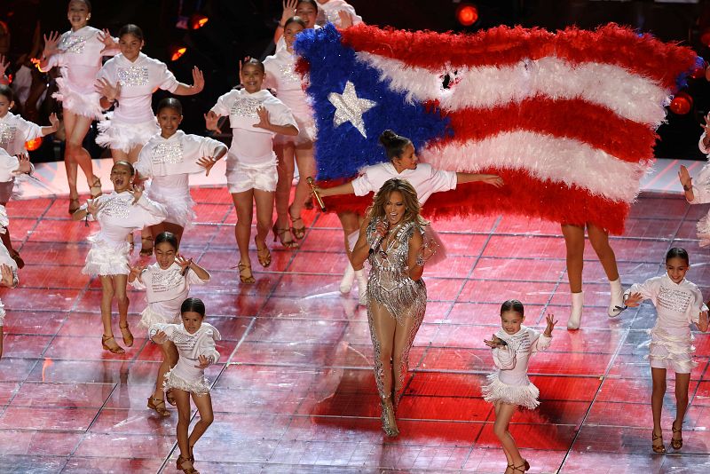 Jennifer López ondea la bandera de Puerto Rico mientras su hija Emme canta "Born in the USA"