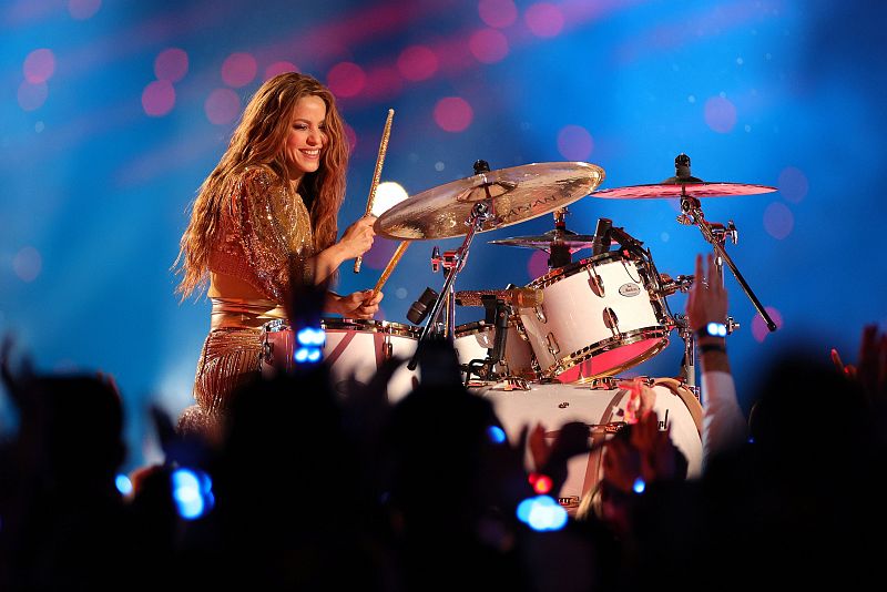 Shakira toca la batería en su actuación en el Super Bowl 2020