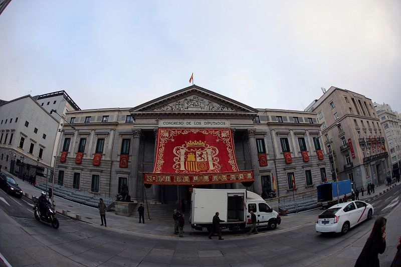 Vista de la entrada principal al Congreso de los Diputados este lunes antes de la apertura solemne de la XIV legislatura.