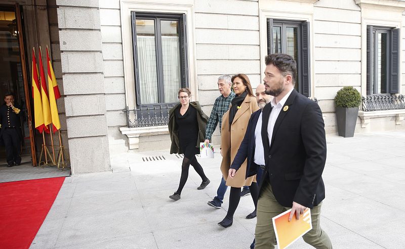 Los diputados Mireia Vehí, Oskar Matute, Laura Borrás, Néstor Rego y Gabriel Rufián (de izda a dcha) a su llegada  al Congreso para explicar las razones por las que no acuden a la apertura solemne de la XIV legislatura.