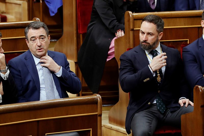 El líder de Vox, Santiago Abascal (d), y el diputado del PNV, Aitor Esteban (i) asisten este lunes a la apertura solemne de la XIV legislatura en el Congreso de los Diputados.