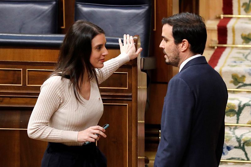 La ministra de Igualdad, Irene Montero (i), y el ministro de Consumo, Alberto Garzón, asisten este lunes a la apertura solemne de la XIV legislatura en la cámara baja.