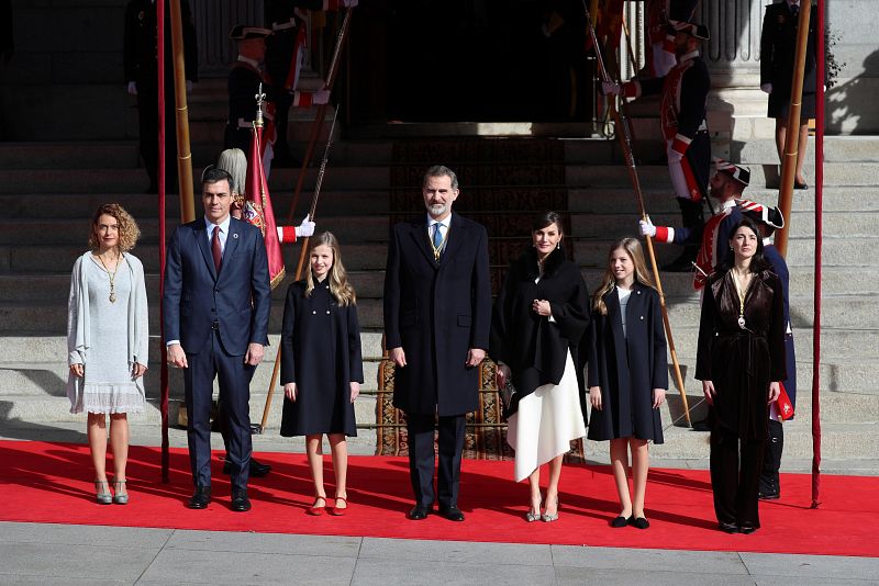 Los reyes acompañados por la princesa Leonor y la infanta Sofía, la presidenta del Congreso, Maritxel Batet, el presidente del Gobierno, Pedro Sánchez y la presidenta del Senado, Pilar Llop.