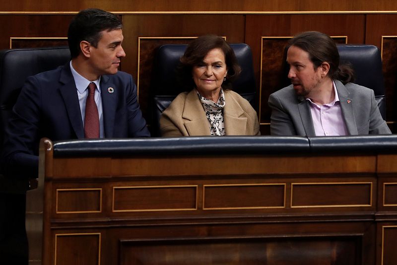 El presidente del Gobierno, Pedro Sánchez, junto a la vicepresidenta primera, Carmen Calvo, y el vicepresidente segundo, Pablo Iglesias, al inicio de la apertura de la ceremonia.