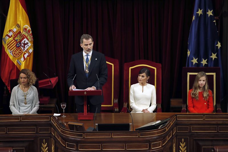 Felipe VI durante el discurso que pronunció en la apertura solemne de la XIV Legislatura.En la foto, de izquierda a derecha: la presidenta del Congreso, Maritxel Batet; Felipe VI, la reina Letizia y la princesa Leonor.