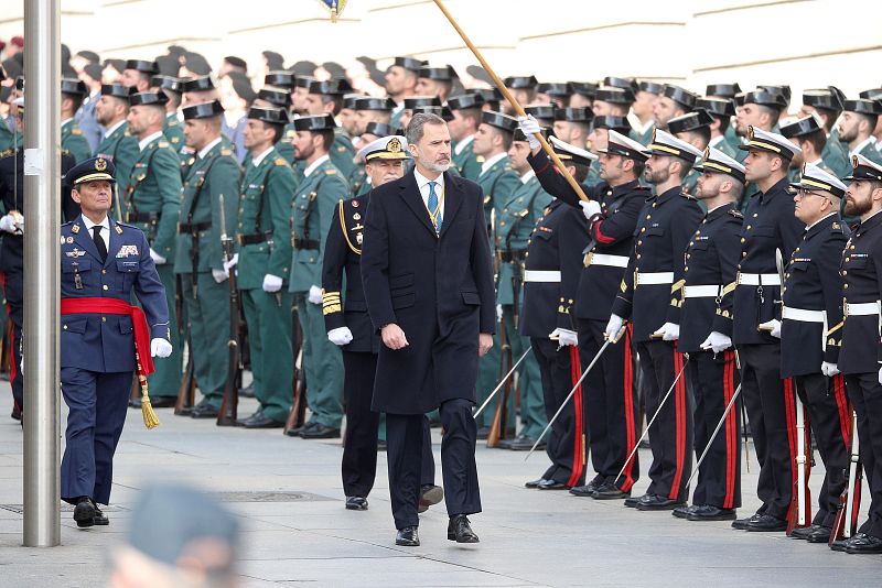 El rey Felipe VI pasa revista a su llegada al Congreso para presidir la sesión solemne de la apertura de la XIV Legislatura.