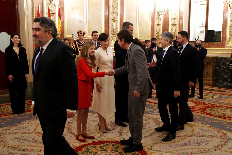 Los reyes, la princesa Leonor y la infanta Sofía saludan al vicepresidente segundo del Gobierno, Pablo Iglesias, el ministro del interior Fernando Grande-Marlaska y el líder de Vox, Santiago Abascal.
