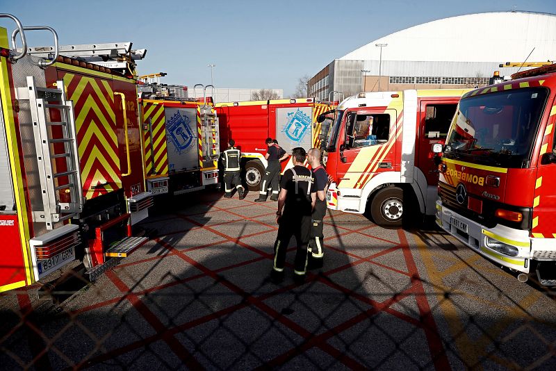 Aterrizaje de emergencia: efectivos de Bolberos esperan el aterrizaje de emergencia del avión de Air Europa en Barajas