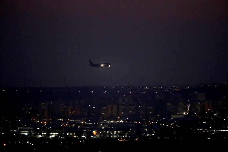 Aterrizaje de emergencia: el avión se prepara para para realizar el aterrizaje de emergencia