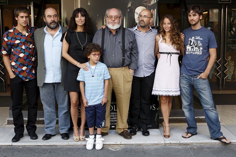 El cineasta José Luis Cuerda, junto a los actores Martín Rivas, José Ángel Egido, Maribel Verdú, Javier Cámara, Irene Escolar y Raúl Arévalo y el niño Roger Princep, durante el preestreno de  'Los girasoles ciegos', en 2008.