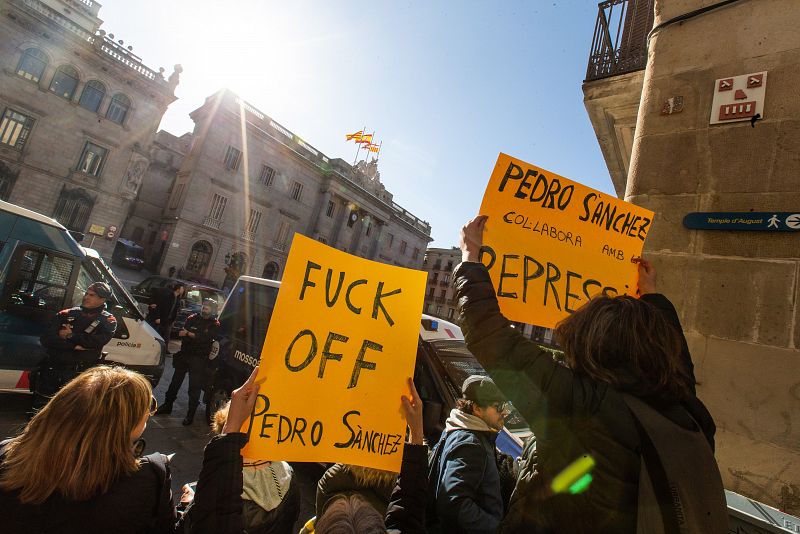 Manifestantes protestan ante el Palau