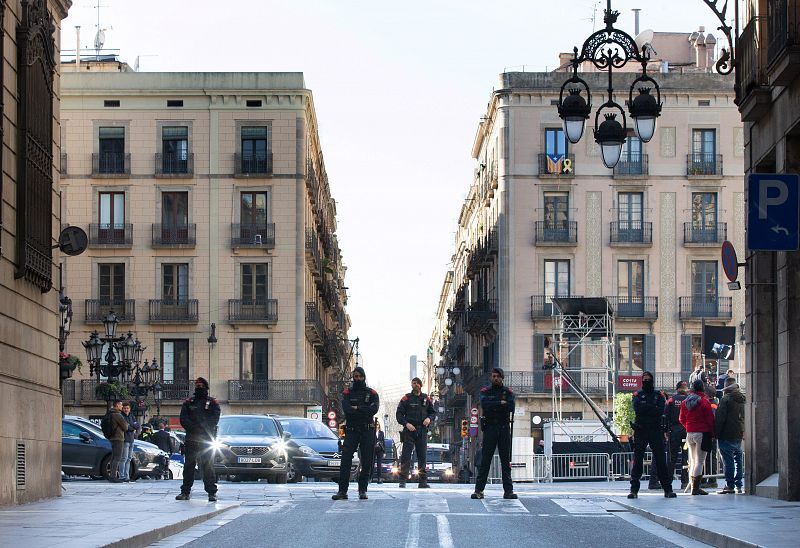 Fuerte dispositivo policial alrededor del Palau de Generalitat