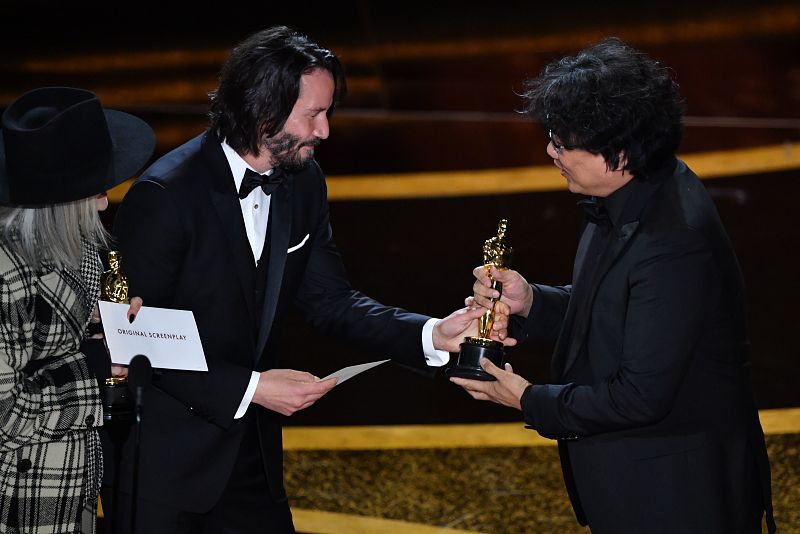 El cineasta coreano ha recibido del actor Keanu Reeves y de la actriz Diane Keaton el Oscar por su película 'Parásitos'.