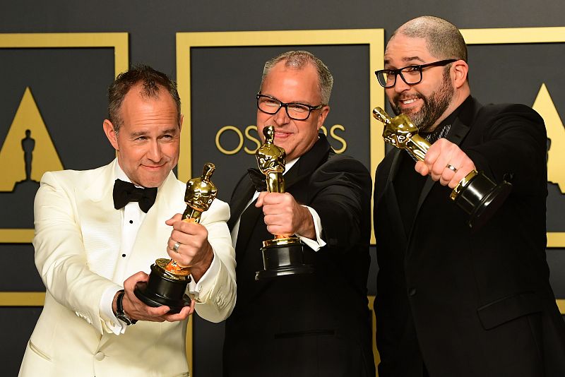 Jonas Rivera, Mark Nielsen y Josh Cooley en la sala de prensa posan con su premio.