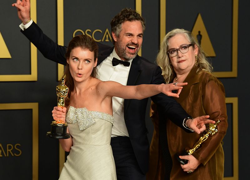 Las directoras y ganadoras del Oscar a mejor corto documental por 'Learning to Skateboard in a Warzone (If You're a Girl)' posan con el galardón.